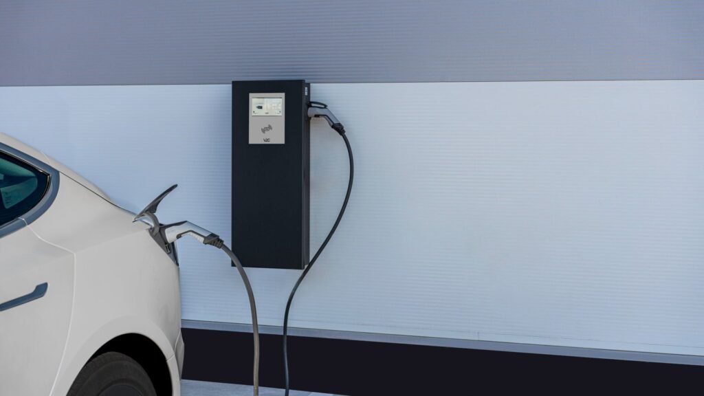 V2C POLE Wallbox utičnica (2×22 kW), 8'' zaslon, 4G, LAN/Wifi, RFID